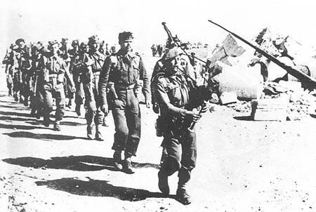 名将隆美尔指挥德意军取得了一系列胜利之后,在1942年6月逼近阿拉曼